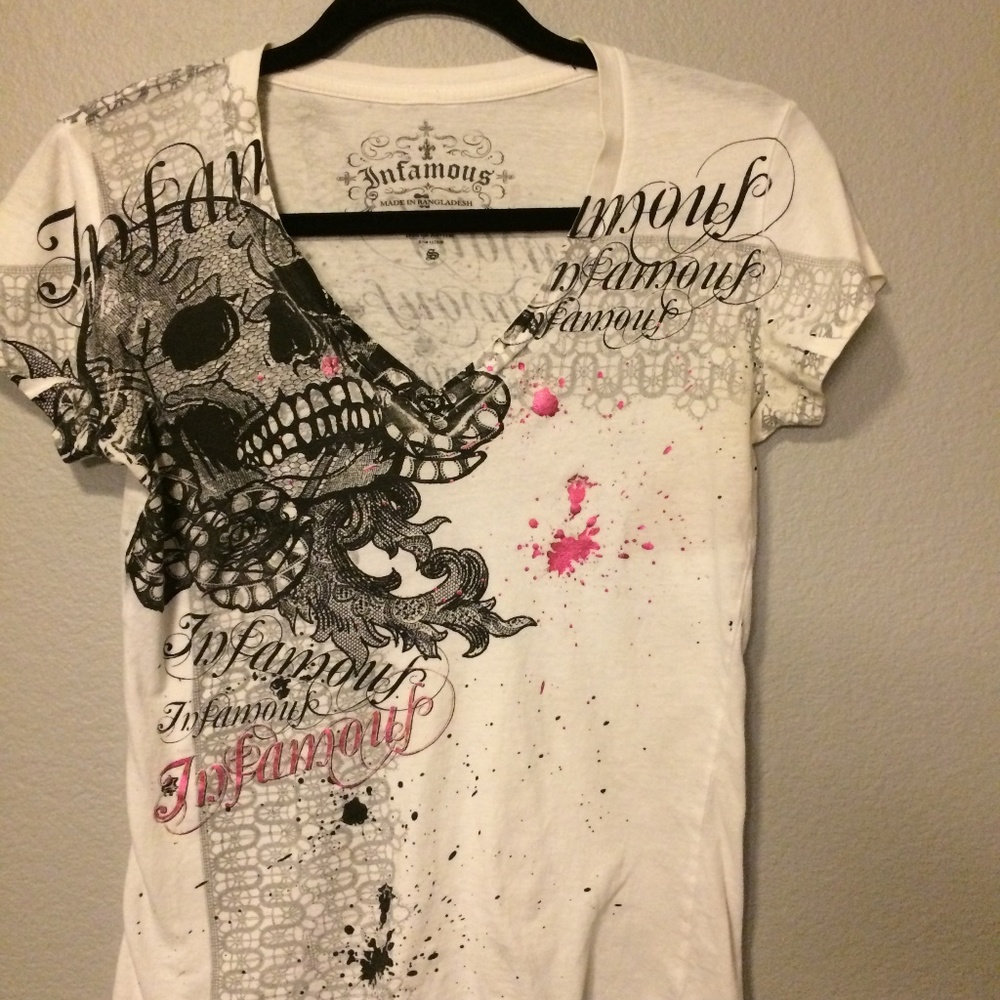 INFAMOUS Graphic Tee V-Neck with Skull.